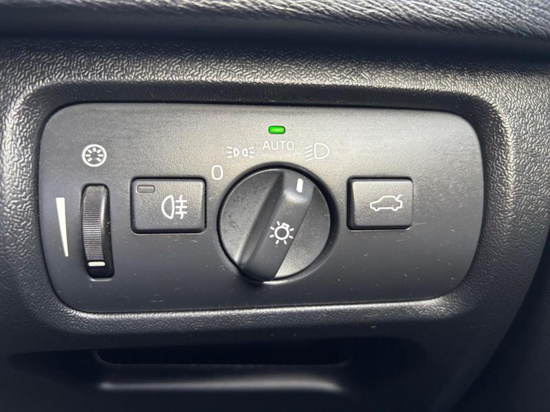 Used Volvo V40 2017 for sale - 77763476: Photo 15