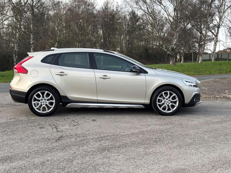Used Volvo V40 2017 for sale - 77763476: Photo 8