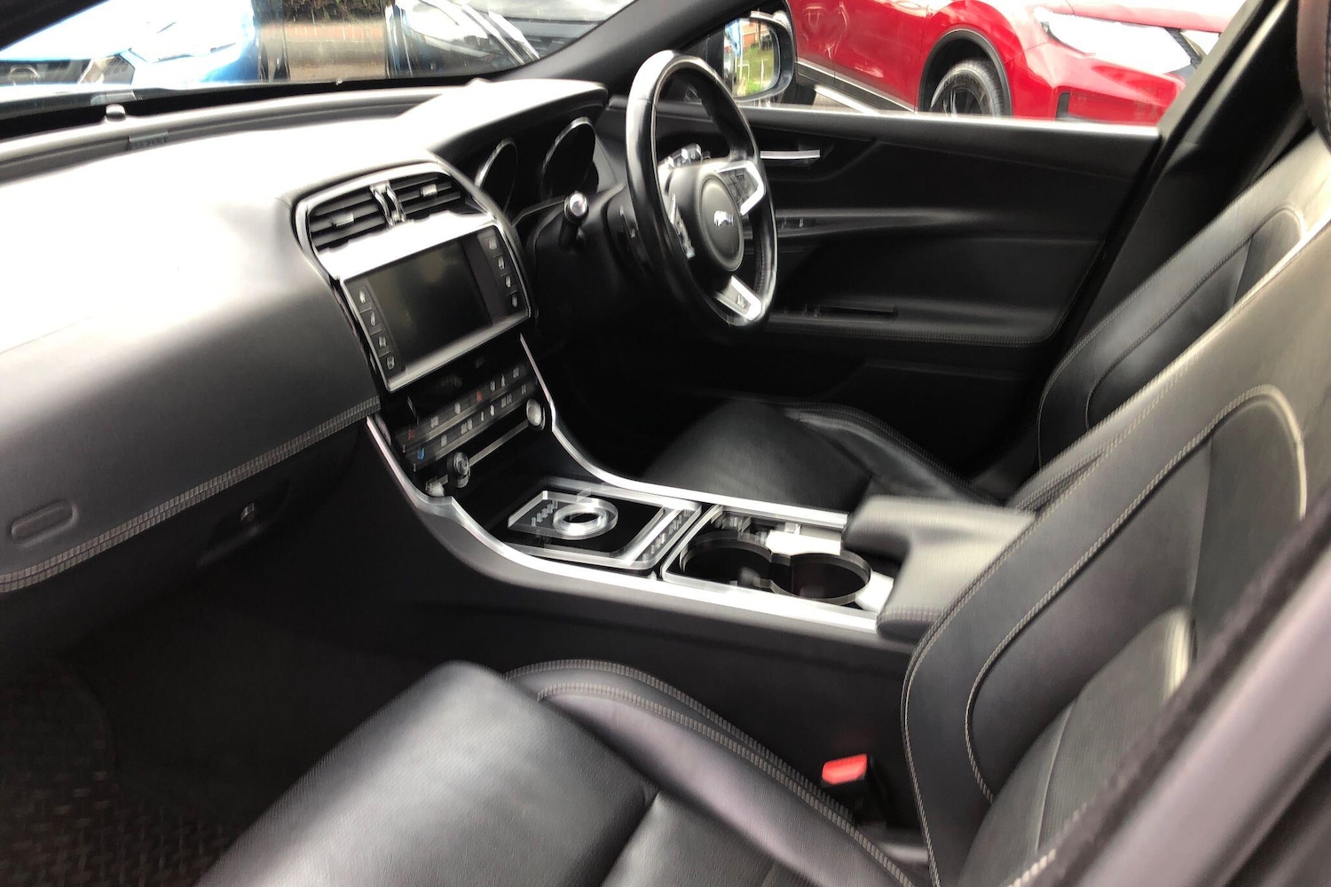 Used Jaguar XE 2016 for sale - 76085453: Photo 2