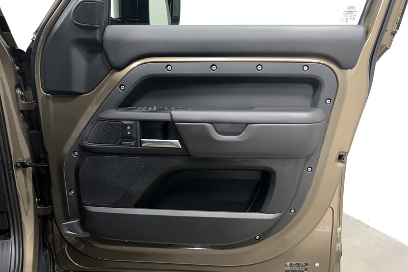 Used Land Rover Defender 2024 for sale - 77665191: Photo 21