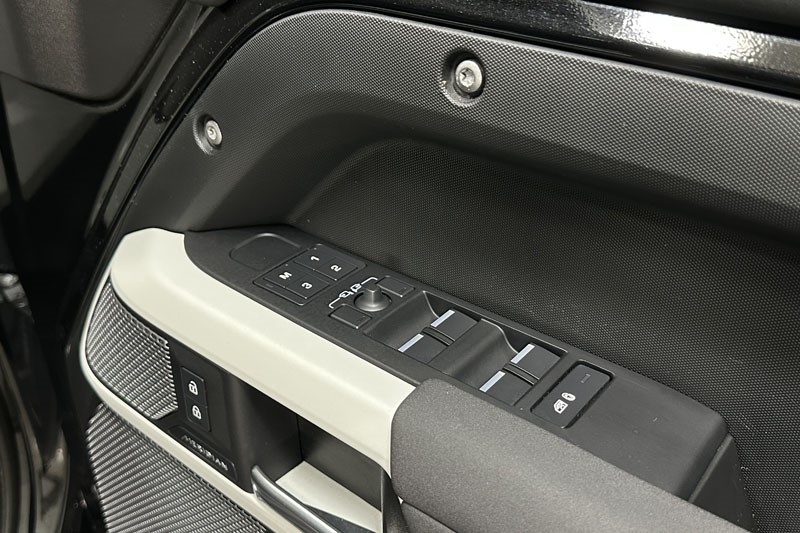 Used Land Rover Defender 2022 for sale - 76981040: Photo 21