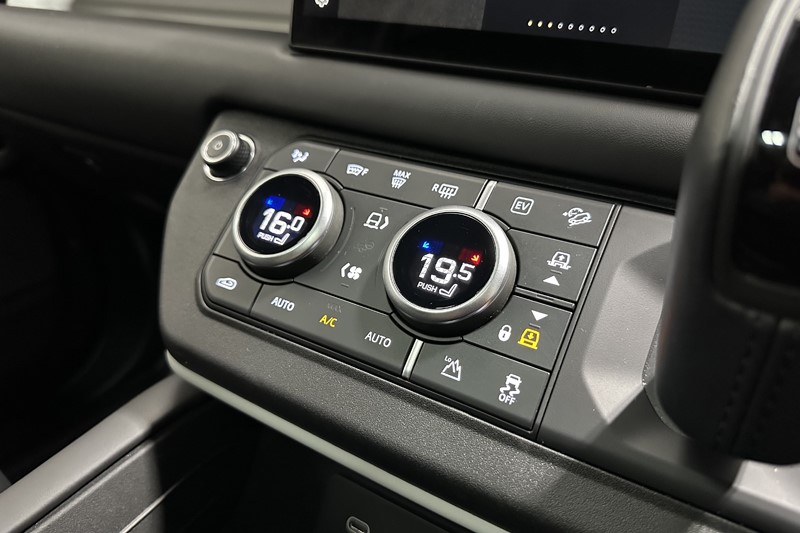 Used Land Rover Defender 2024 for sale - 77690990: Photo 32