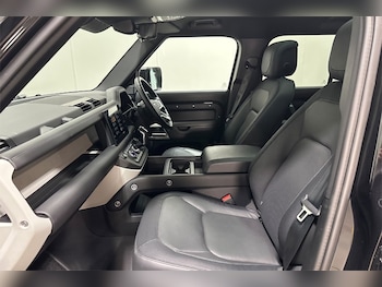 Used Land Rover Defender 2024 for sale - 77690990: Photo