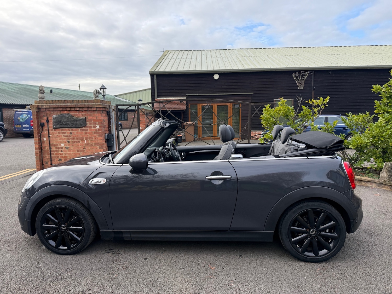 Used MINI Convertible 2017 for sale - 76611689: Photo 4