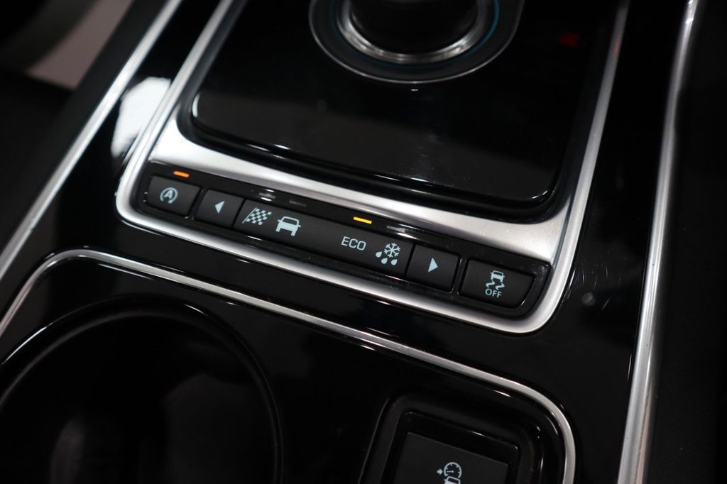 Used Jaguar XE 2016 for sale - 76563321: Photo 17