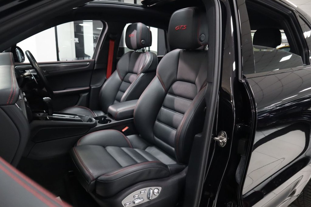 Used Porsche Macan 2021 for sale - 76056985: Photo 14