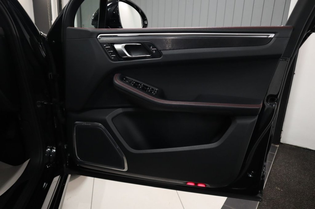 Used Porsche Macan 2021 for sale - 76056985: Photo 22