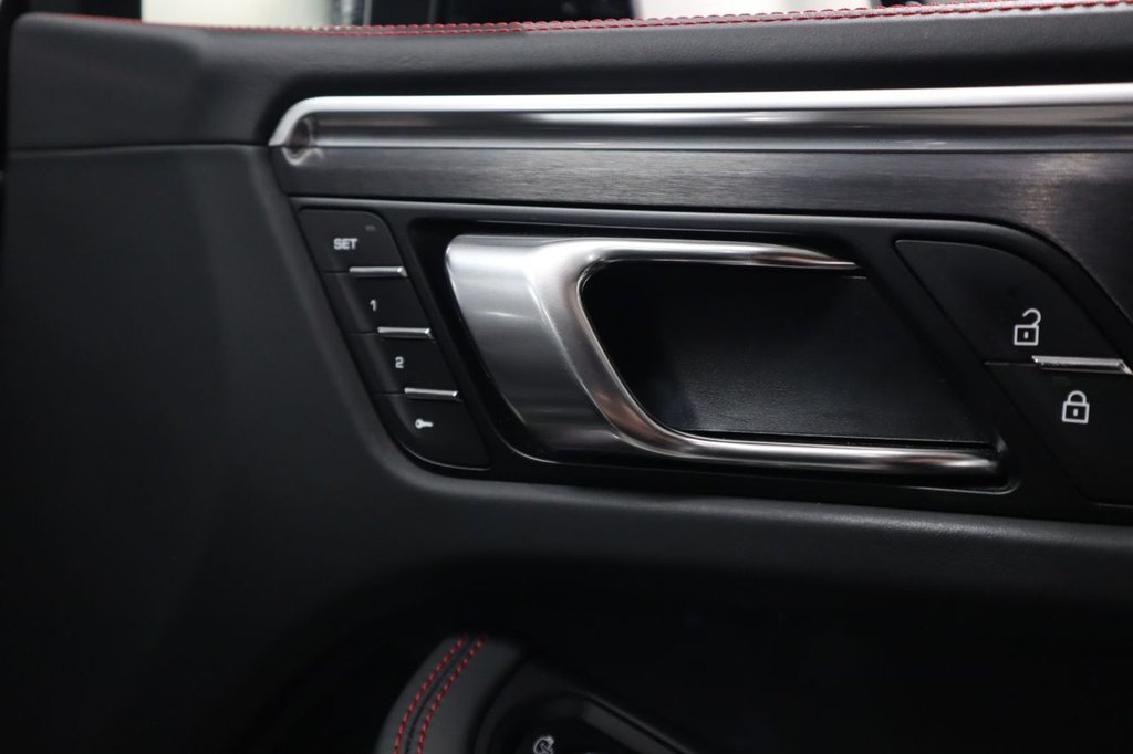Used Porsche Macan 2021 for sale - 76056985: Photo 23