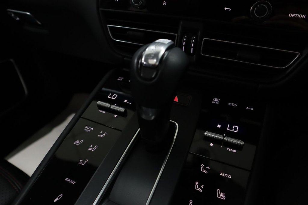 Used Porsche Macan 2021 for sale - 76056985: Photo 31