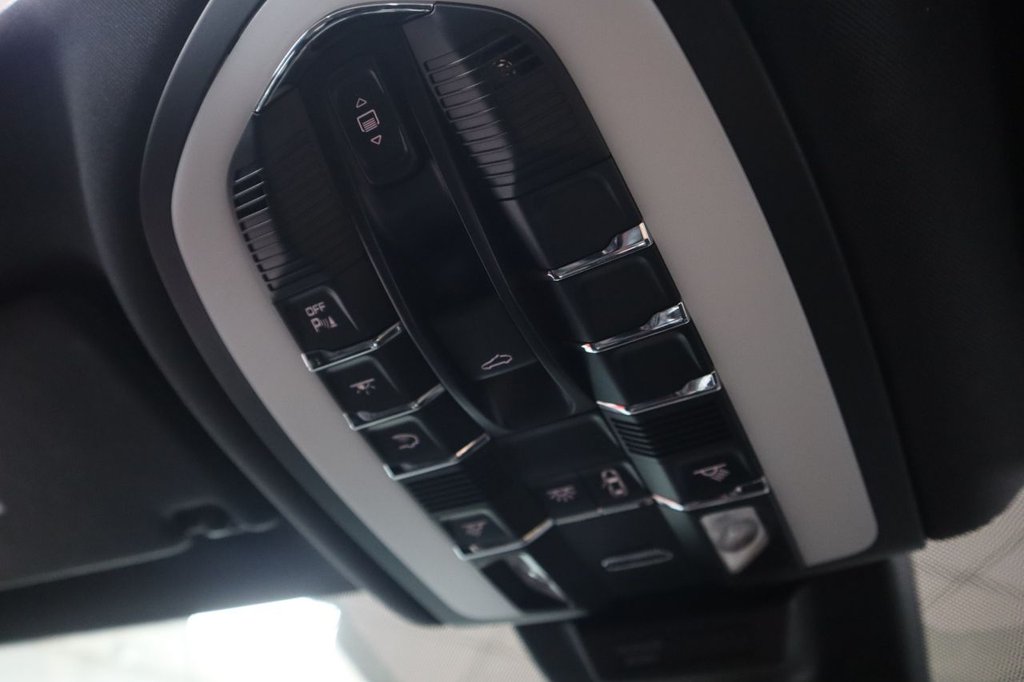 Used Porsche Macan 2021 for sale - 76056985: Photo 46