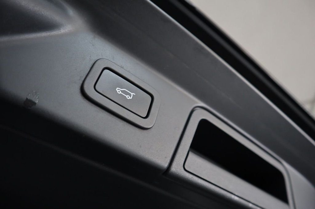 Used Land Rover Range Rover Velar 2022 for sale - 76635483: Photo 9