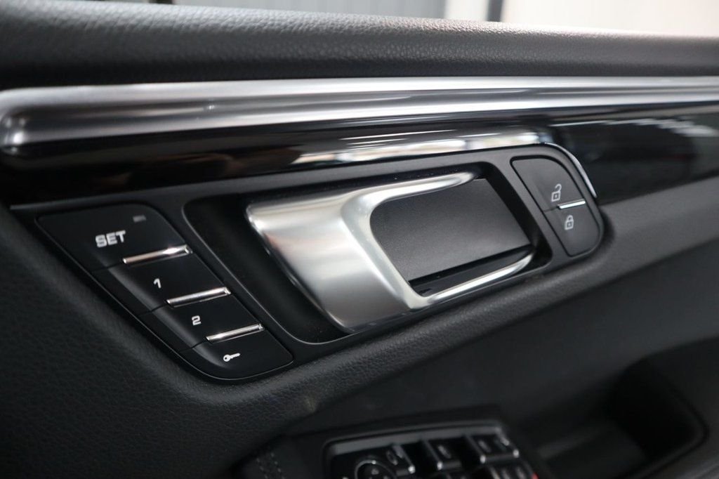 Used Porsche Macan 2021 for sale - 76635498: Photo 12
