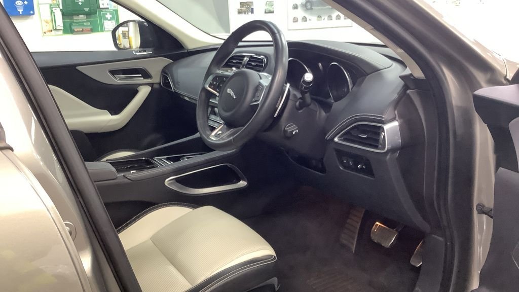 Used Jaguar F-Pace 2019 for sale - 76106036: Photo 4