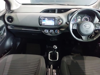 Used Toyota Yaris 2018 for sale - 76221325: Photo 2