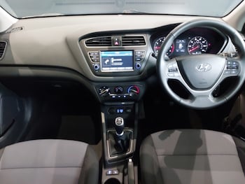 Used Hyundai i20 2020 for sale - 76294364: Photo 2