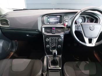 Used Volvo V40 2018 for sale - 79433232: Photo