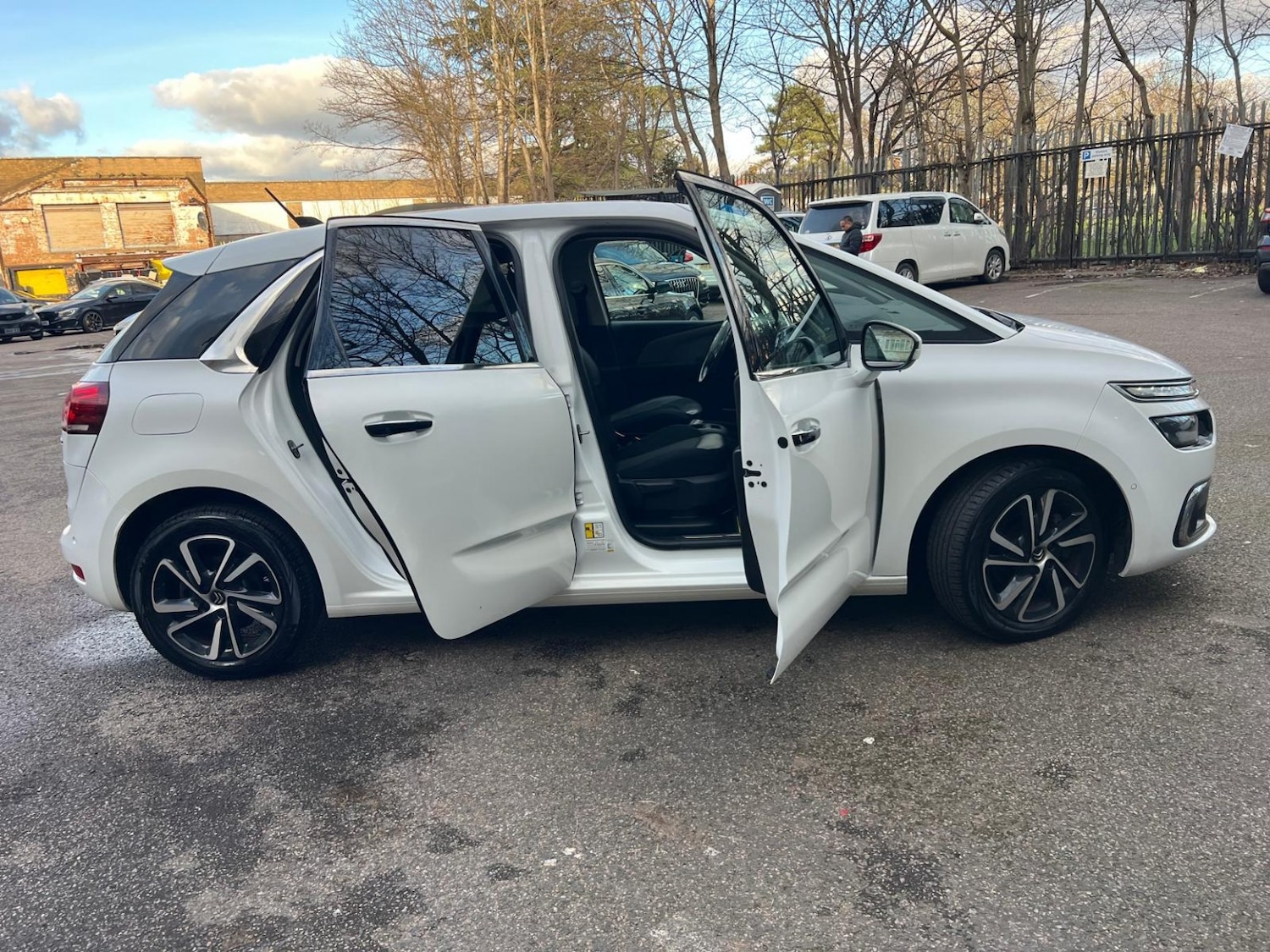 Used Citroen C4 Picasso 2017 for sale - 77572805: Photo 8