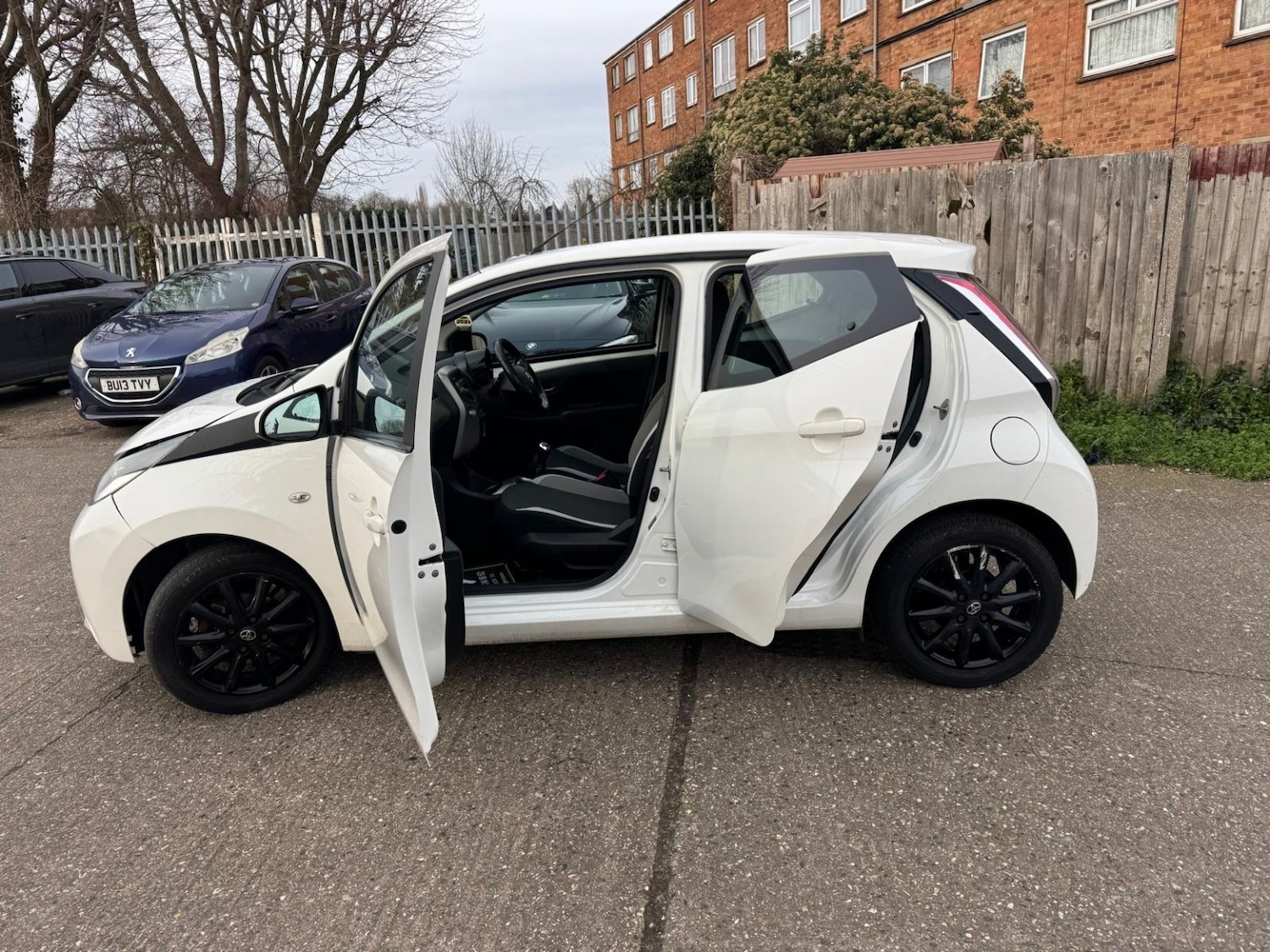 Used Toyota AYGO 2017 for sale - 77609948: Photo 11