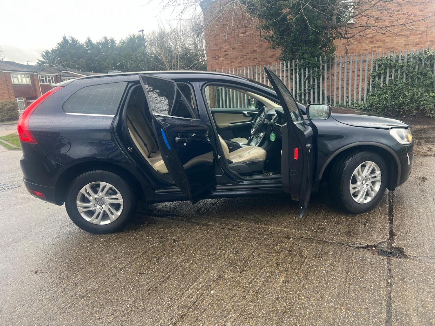 Used Volvo XC60 2017 for sale - 77610035: Photo 8