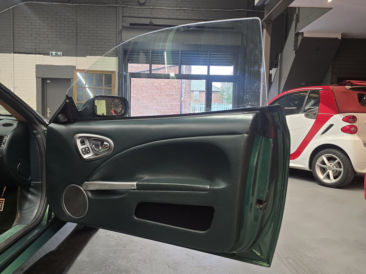 Used Aston Martin Vanquish 2001 for sale - 76211856: Photo 23