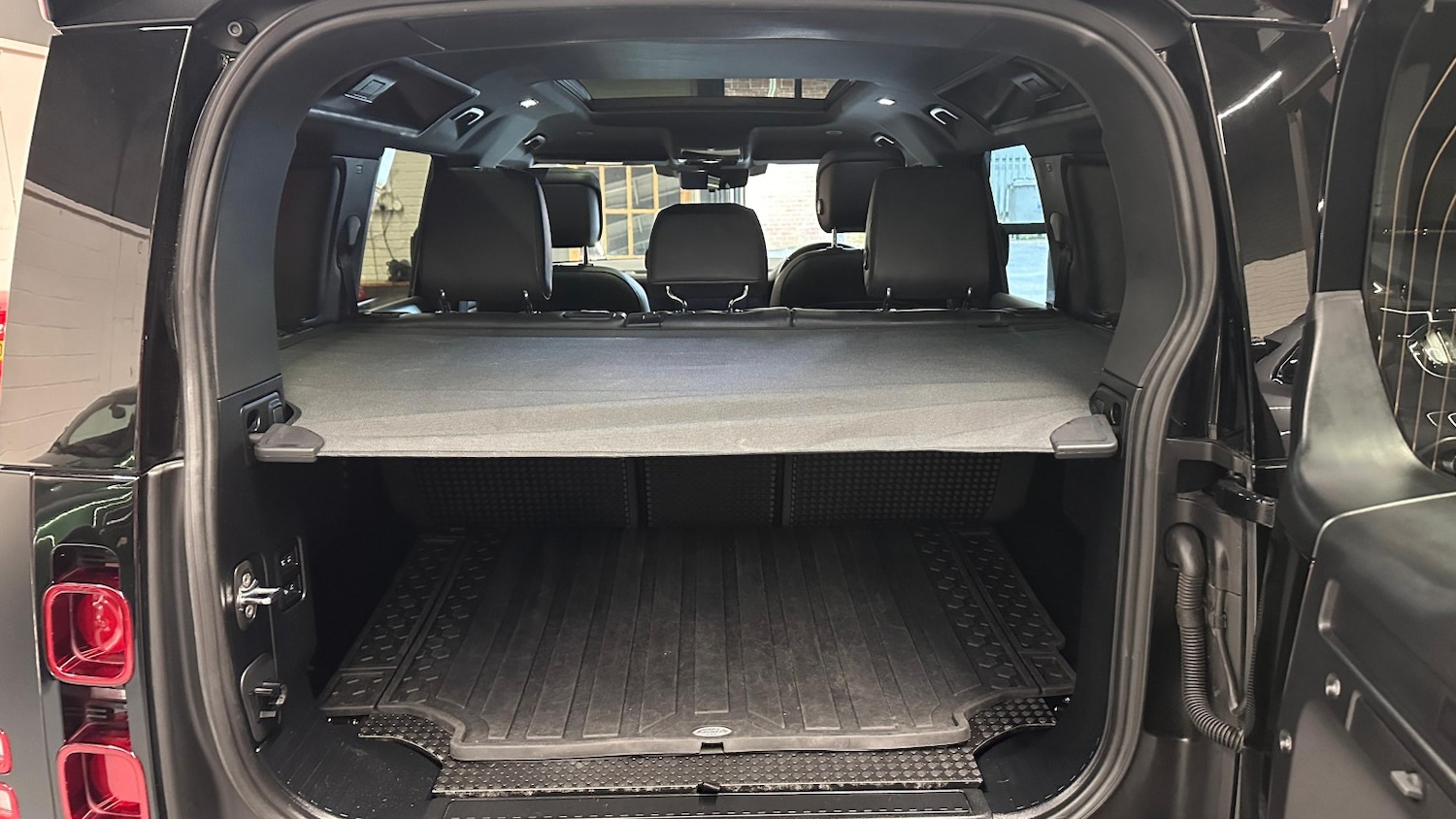 Used Land Rover Defender 110 2023 for sale - 76784989: Photo 27