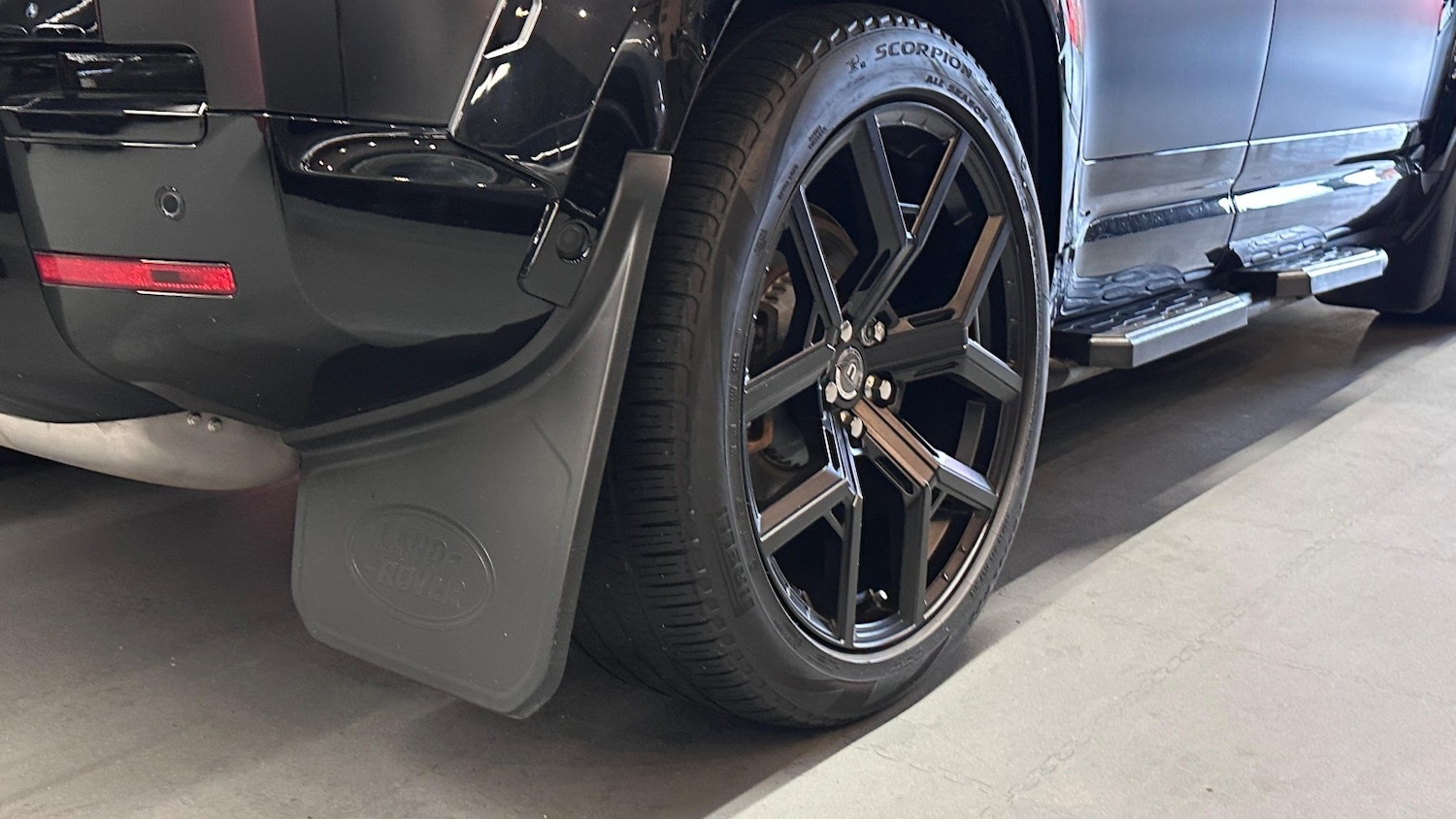 Used Land Rover Defender 110 2023 for sale - 76784989: Photo 6