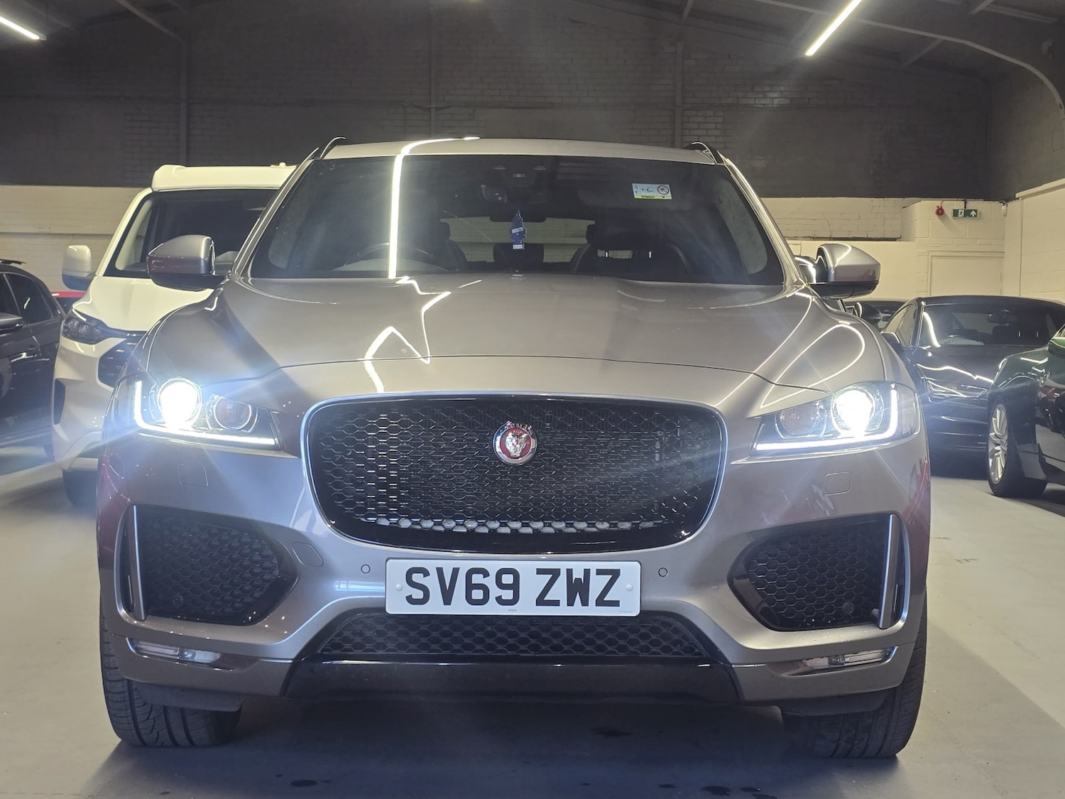 Used Jaguar F-Pace 2019 for sale - 76611397: Photo 2