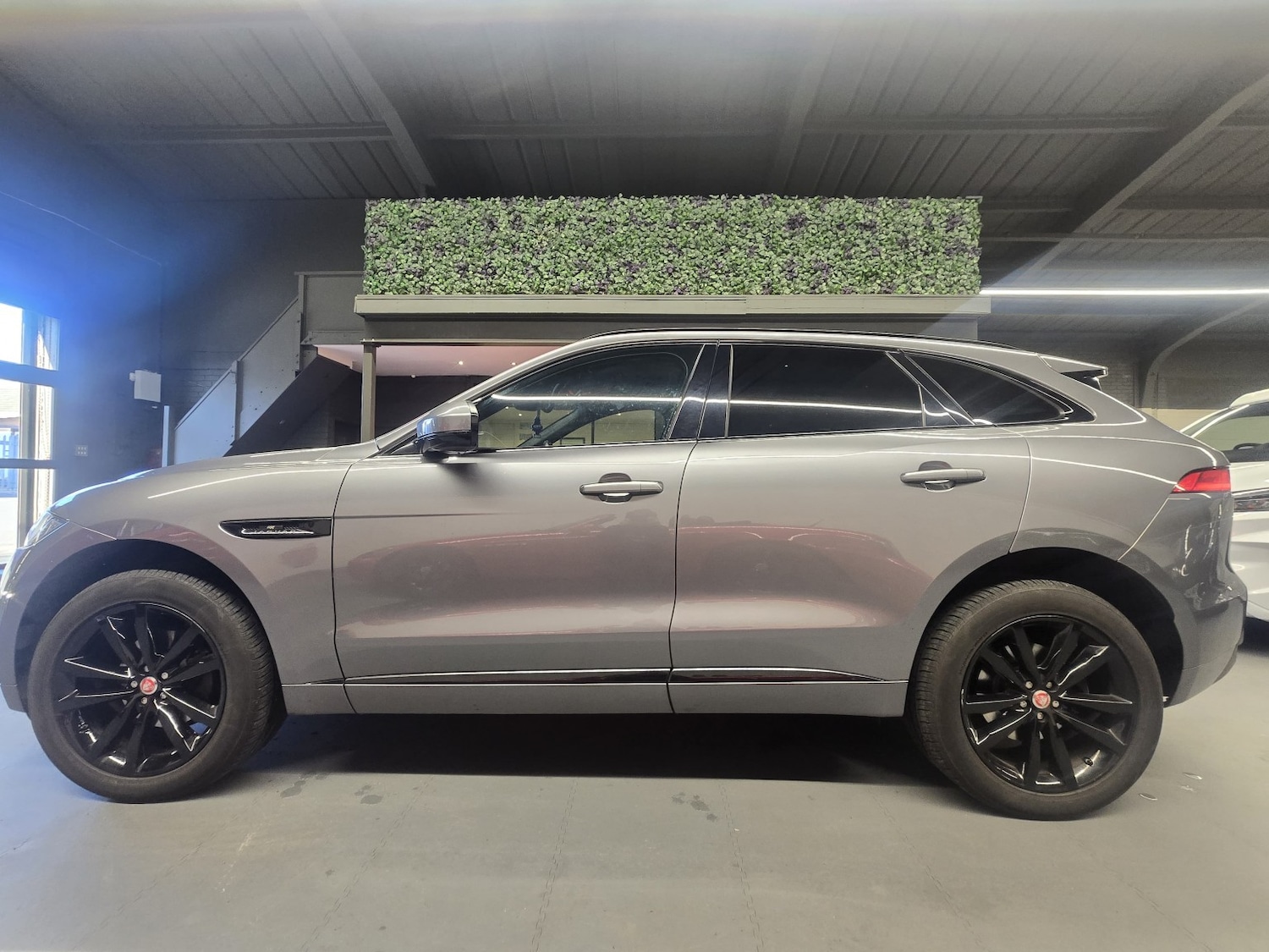 Used Jaguar F-Pace 2019 for sale - 76611397: Photo 4
