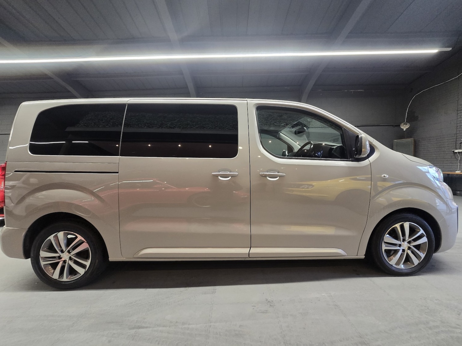 Used Peugeot Traveller 2017 for sale - 77342569: Photo 11
