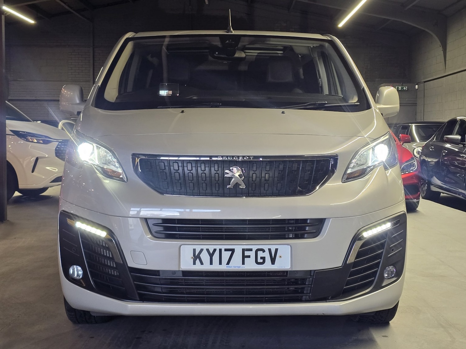 Used Peugeot Traveller 2017 for sale - 77342569: Photo 2