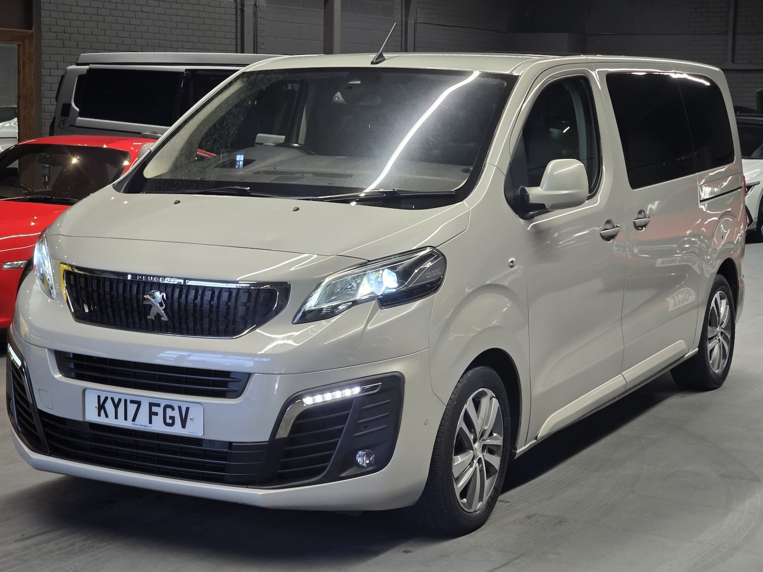 Used Peugeot Traveller 2017 for sale - 77342569: Photo 3