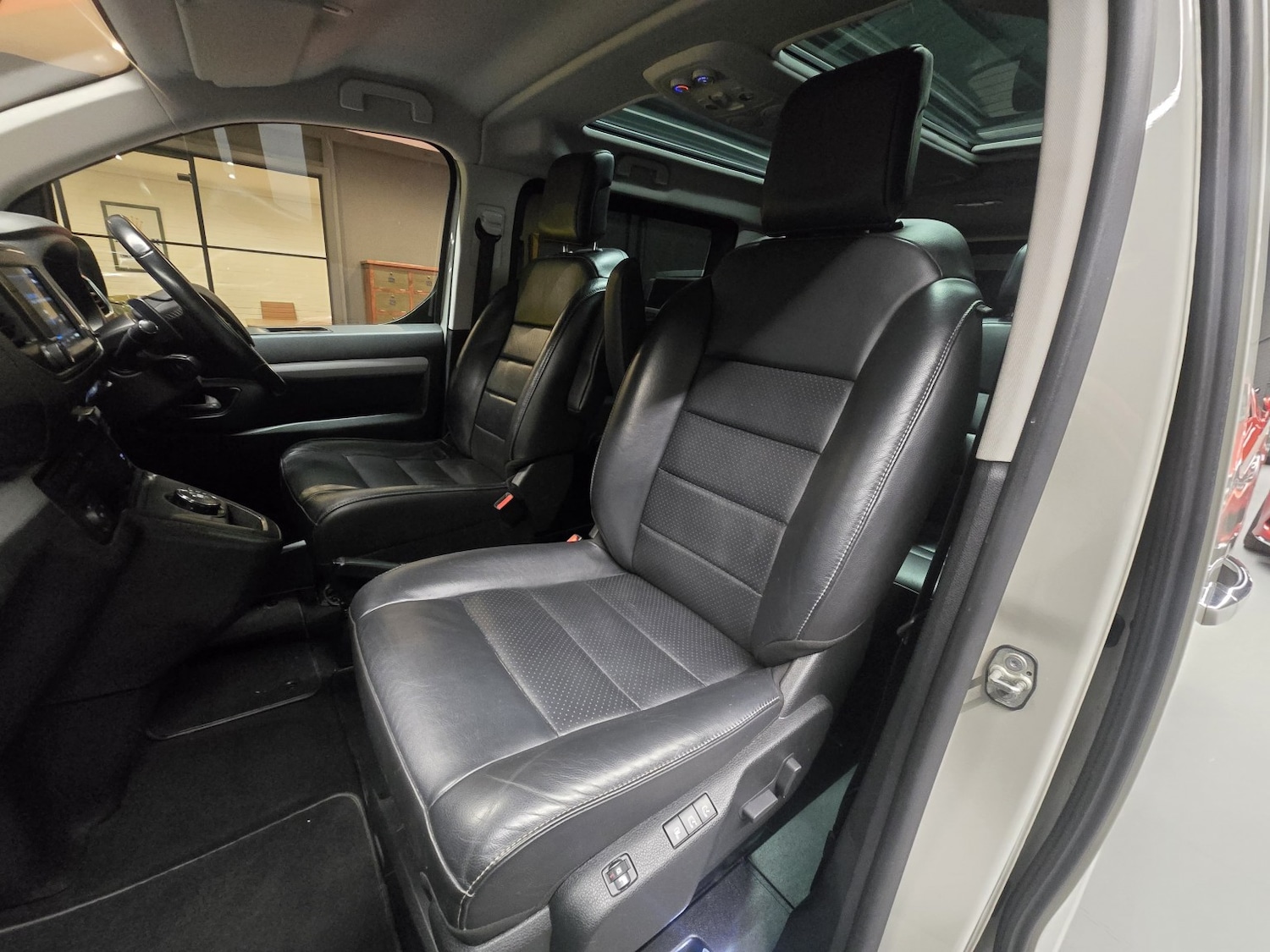 Used Peugeot Traveller 2017 for sale - 77342569: Photo 30