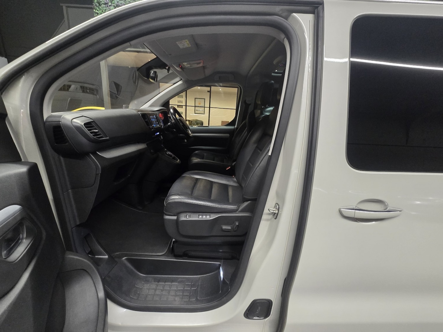 Used Peugeot Traveller 2017 for sale - 77342569: Photo 31