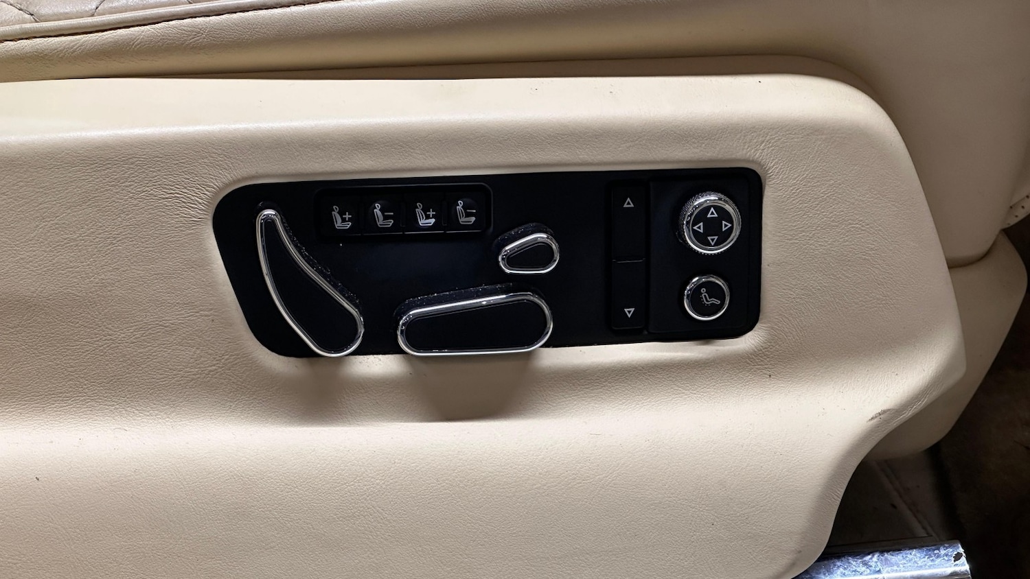 Used Bentley Bentayga 2016 for sale - 78143745: Photo 25