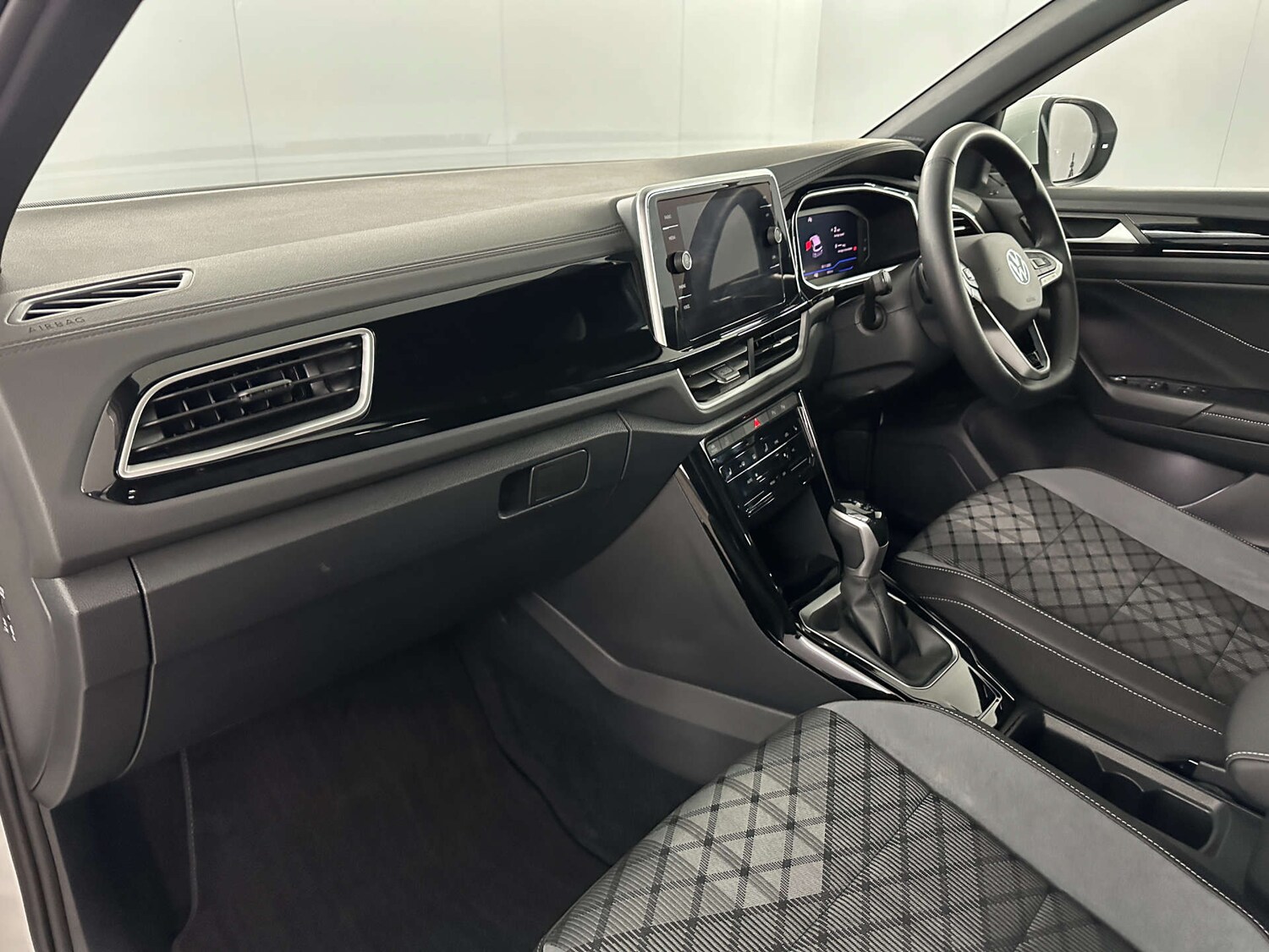 Used Volkswagen T-Roc 2024 for sale - 77759649: Photo 11