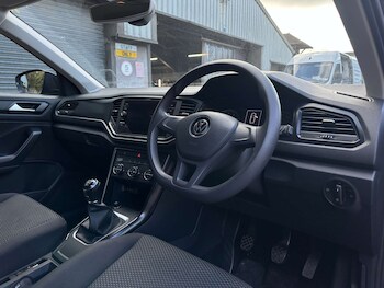 Used Volkswagen T-Roc 2021 for sale - 77735107: Photo