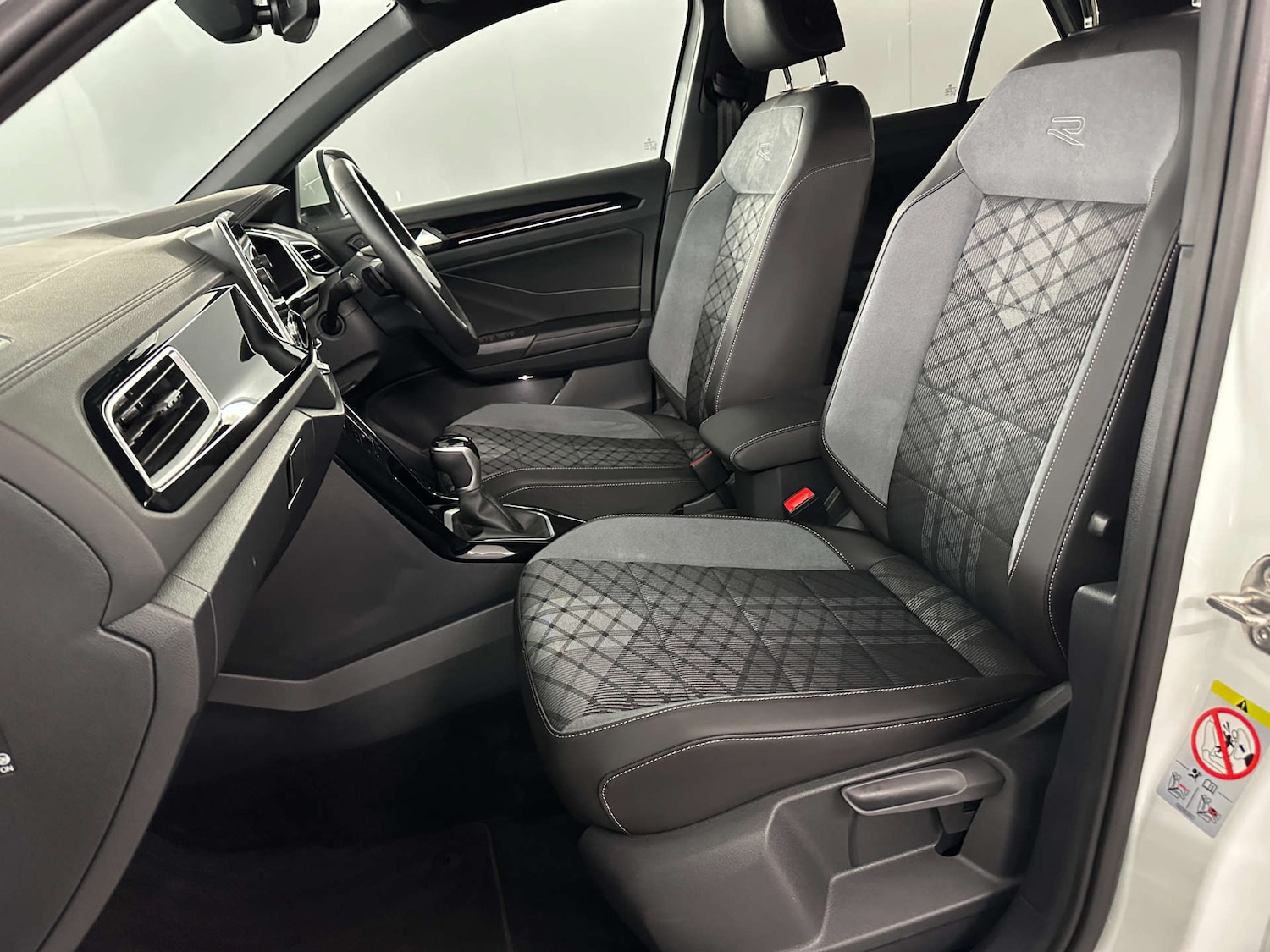 Used Volkswagen T-Roc 2024 for sale - 77590712: Photo 12