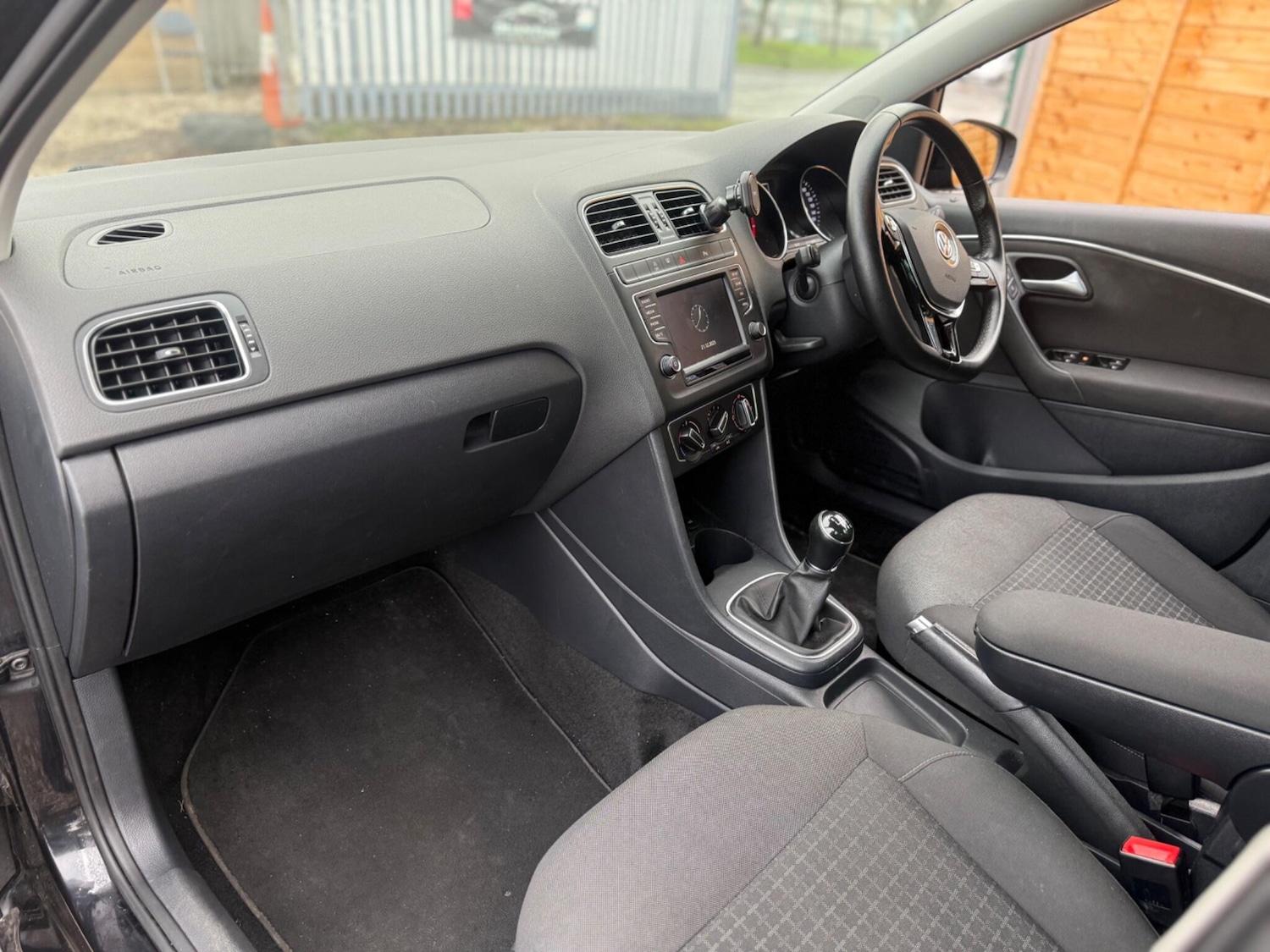 Used Volkswagen Polo 2015 for sale - 76865450: Photo 25