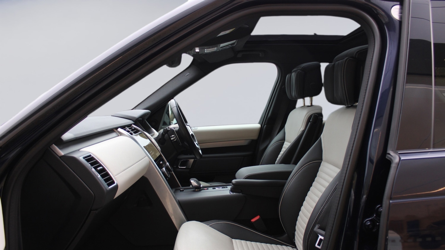 Used Land Rover Discovery 2023 for sale - 76635356: Photo 3