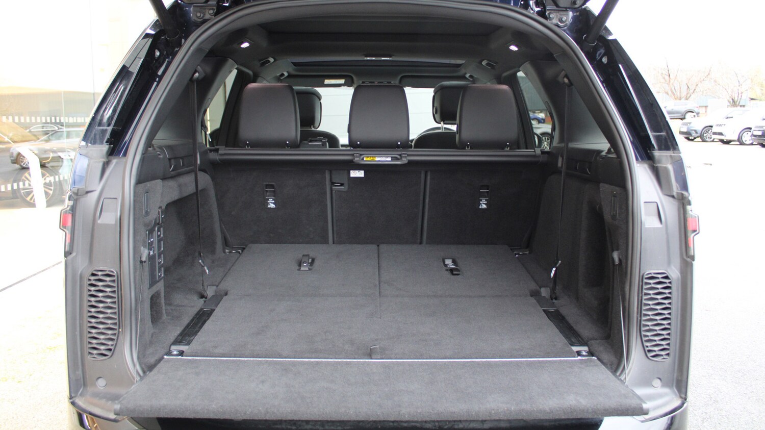 Used Land Rover Discovery 2023 for sale - 76635356: Photo 9