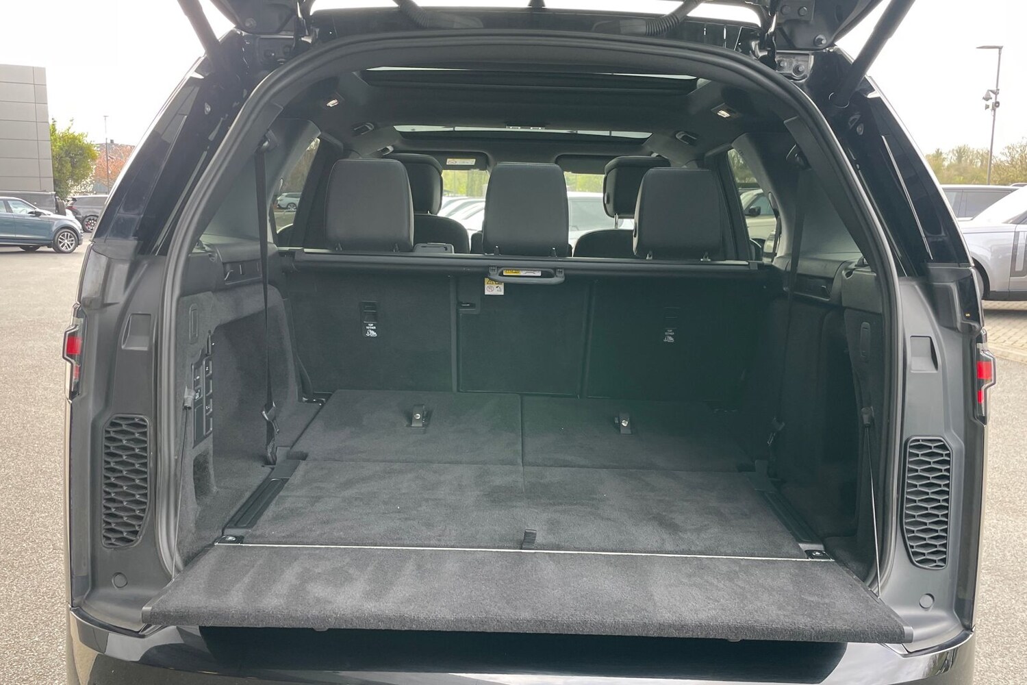 Used Land Rover Discovery 2023 for sale - 78136874: Photo 10