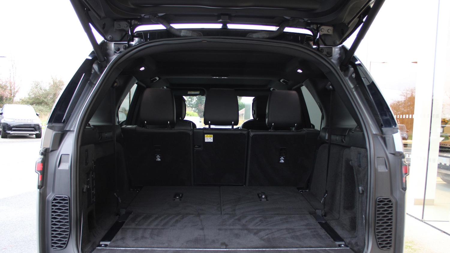 Used Land Rover Discovery 2024 for sale - 76635392: Photo 10