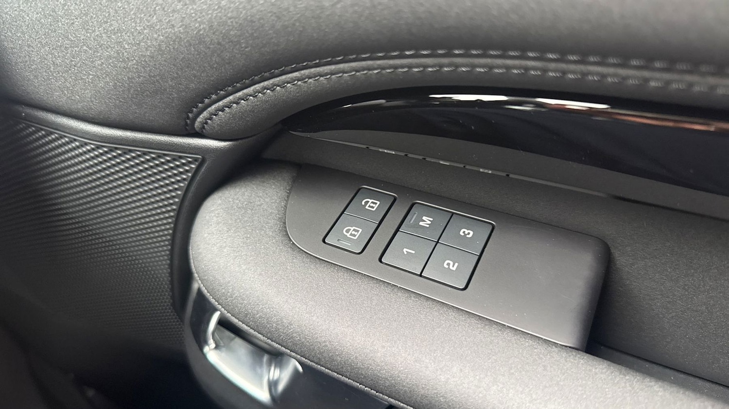 Used Land Rover Discovery 2026 for sale - 78102467: Photo 24