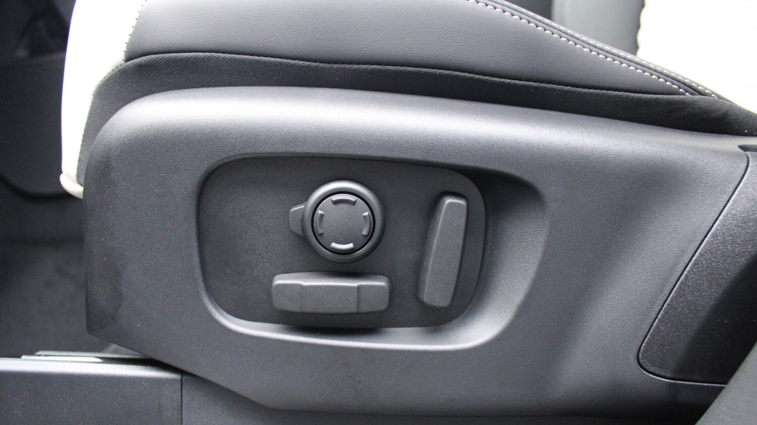 Used Land Rover Discovery 2025 for sale - 76372399: Photo 32