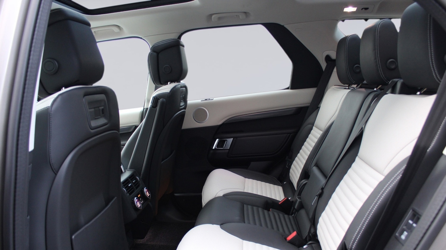 Used Land Rover Discovery 2025 for sale - 76372399: Photo 4