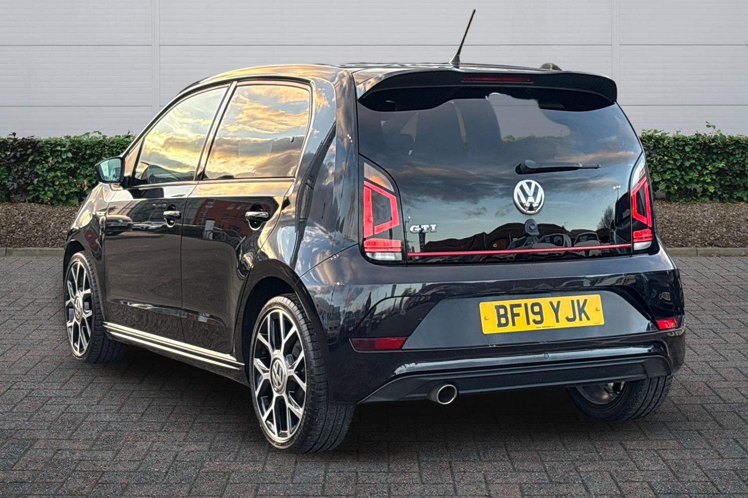 Used Volkswagen up! 2019 for sale - 77124476: Photo 2