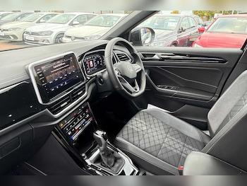 Used Volkswagen T-Roc 2023 for sale - 76123960: Photo
