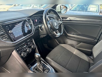 Used Volkswagen T-Roc 2020 for sale - 76095623: Photo