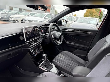 Used Volkswagen T-Roc 2023 for sale - 76095641: Photo