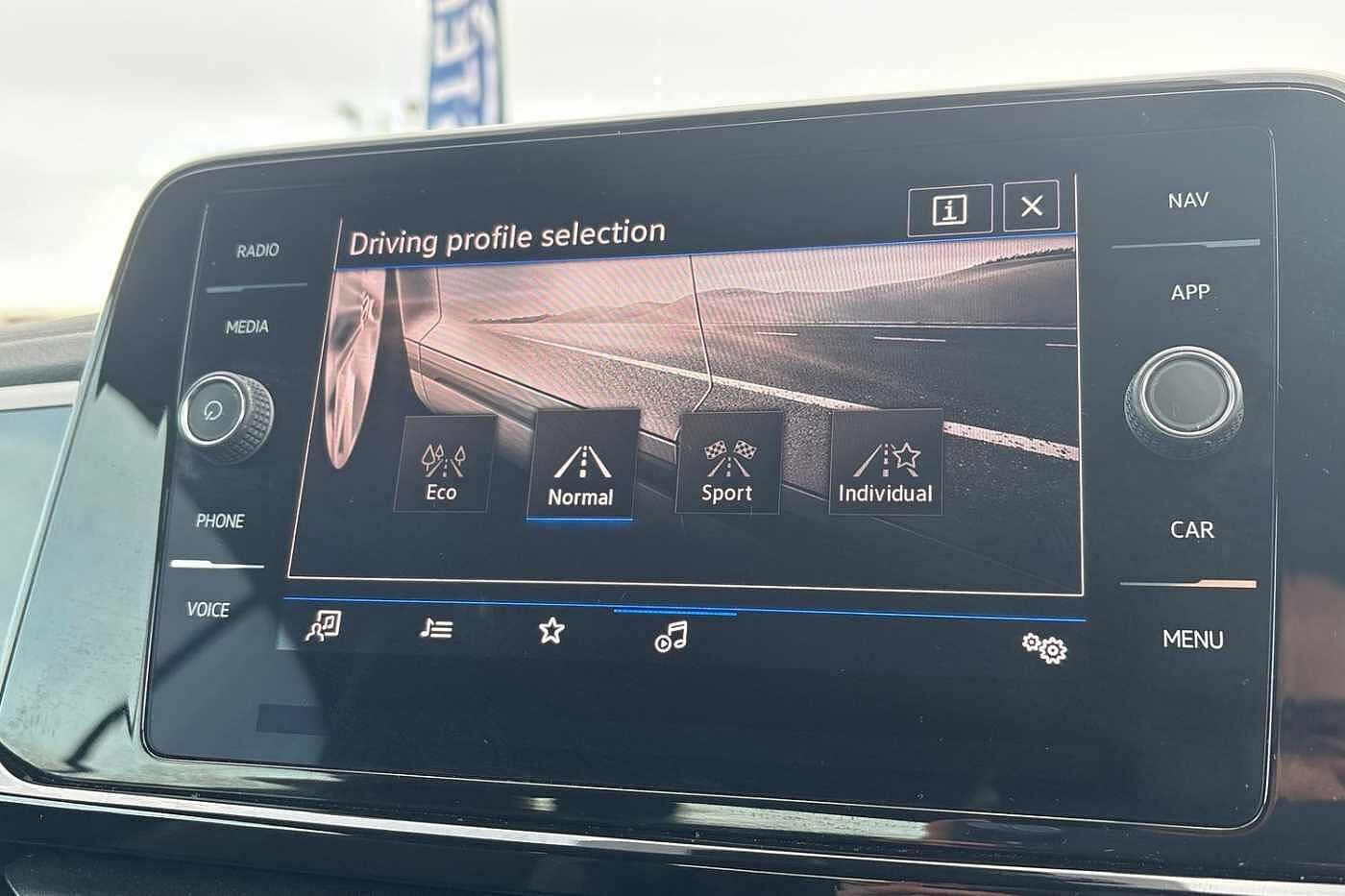 Used Volkswagen T-Roc 2023 for sale - 76837806: Photo 15